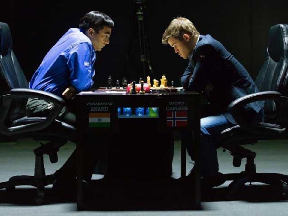 Xadrez: Magnus Carlsen e Viswanathan Anand empatados
