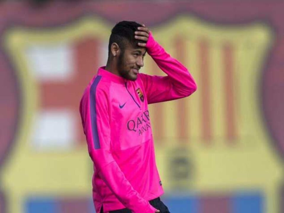 Neymar chega atrasado ao treino e arrisca multa