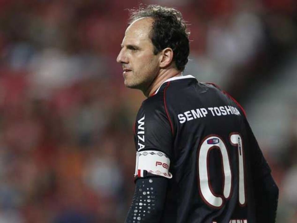 Rogério Ceni vai jogar até aos 42 anos