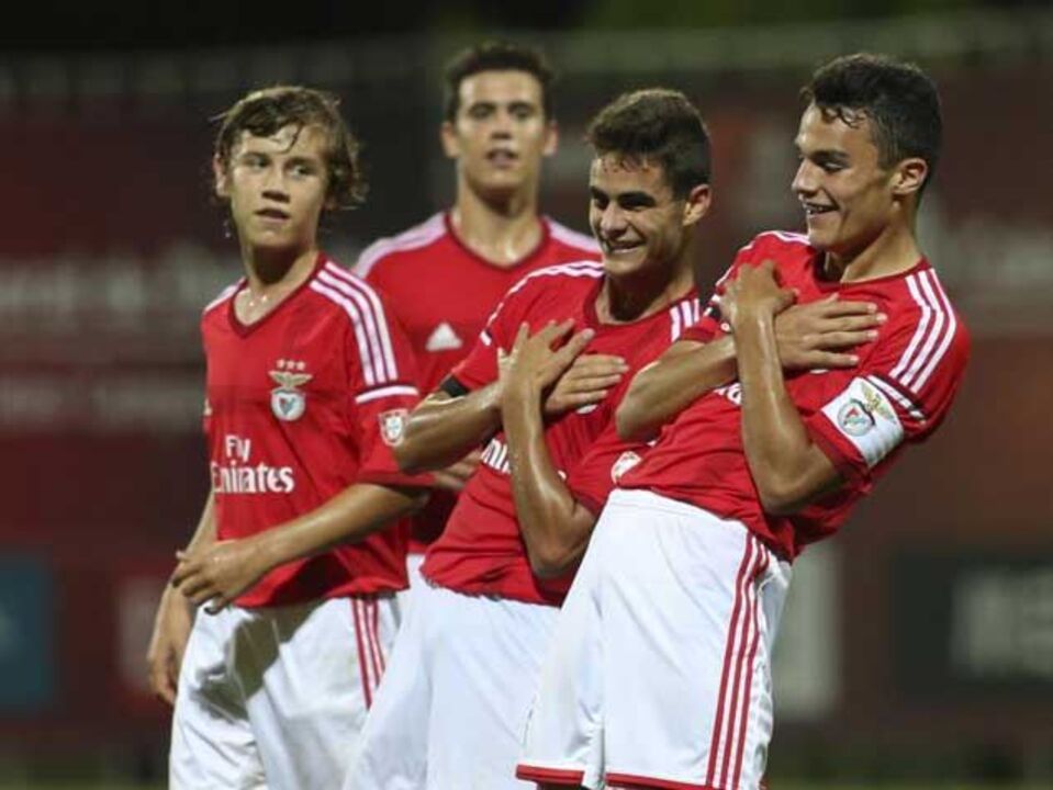 Iniciados: Benfica soma e segue em primeiro