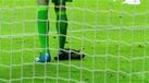 O que faz uma sandália dentro de um campo de futebol?