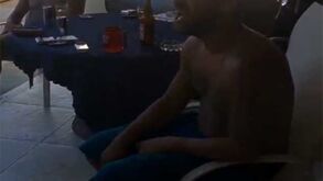 Adriano festeja decisão judicial com muita... cerveja