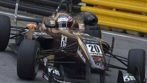 Felix Rosenqvist conquista dobradinha na Fórmula 3