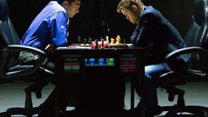 Xadrez: Magnus Carlsen e Viswanathan Anand empatados