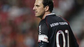 Rogério Ceni vai jogar até aos 42 anos