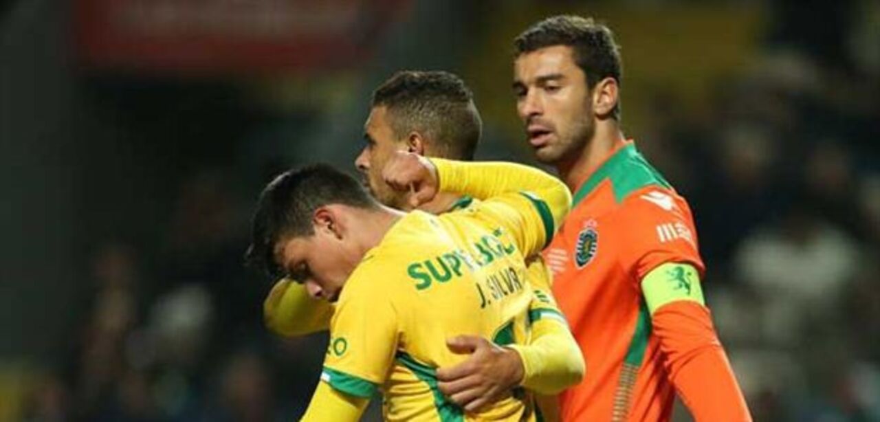 Jonathan Silva faz quinto autogolo da época