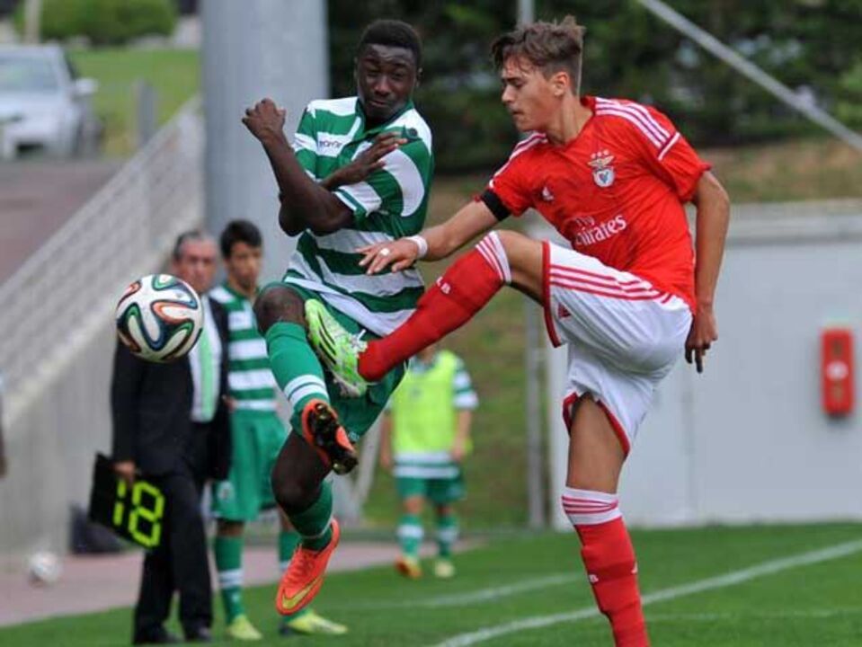 Juvenis: Goleada encarnada fora de casa