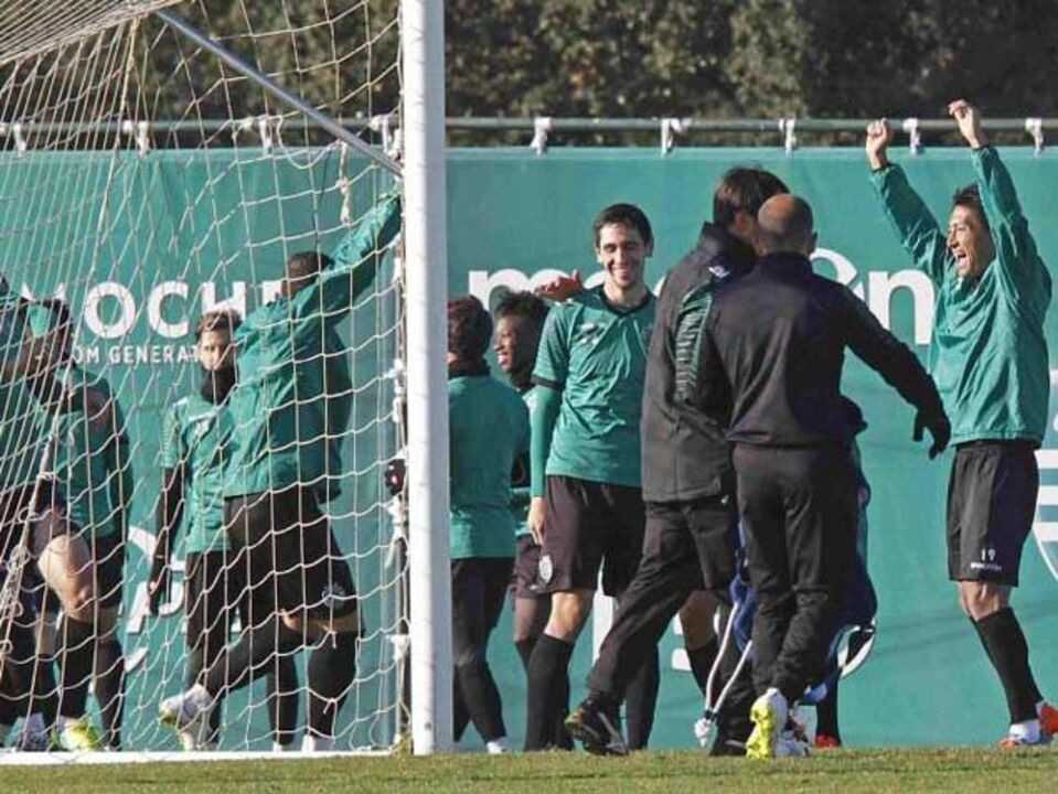 Vinte e quatro jogadores no treino antes da partida para Londres