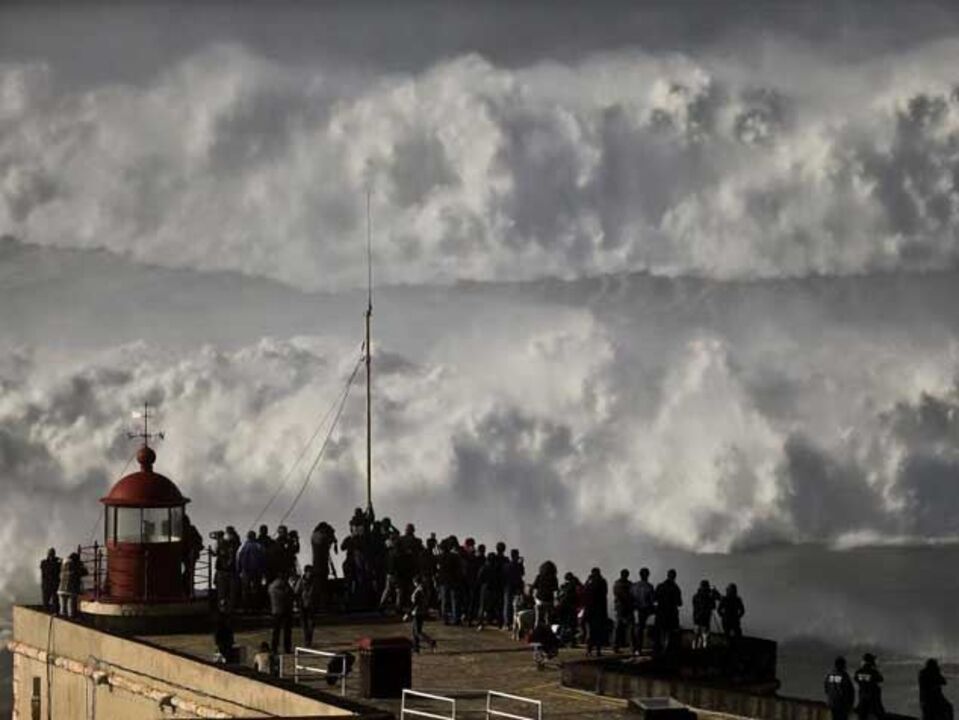 Praia do Norte recebeu surfistas de ondas gigantes