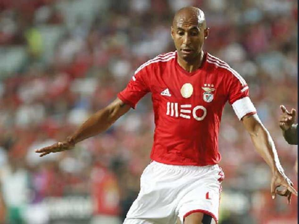 Luisão sai lesionado