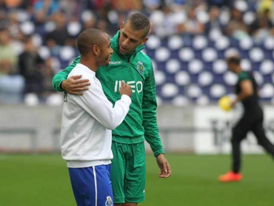 Slimani e Brahimi nos convocados argelinos