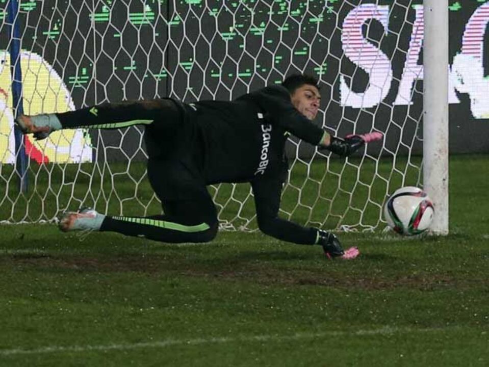 Matheus segura triunfo no Restelo