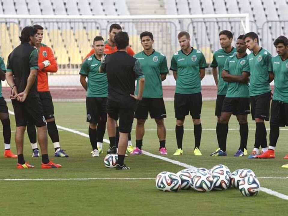 Plantel ao lado de Marco Silva