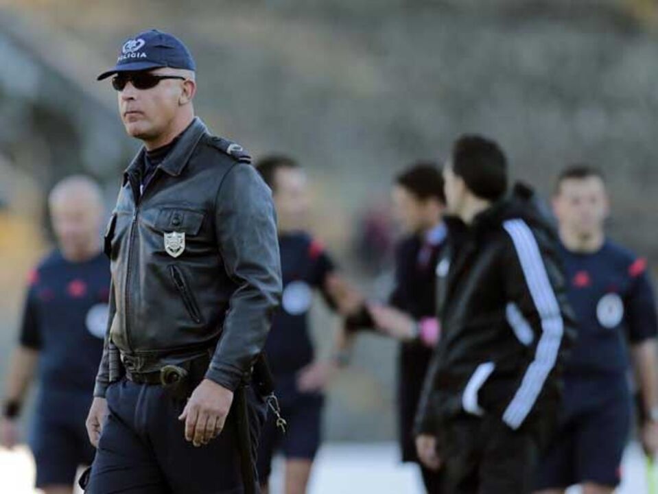 Adeptos dos dragões agredidos dentro de um comboio