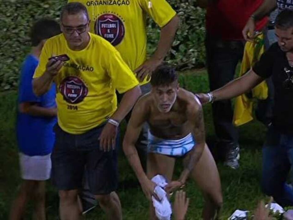 Neymar acaba jogo solidário... de cuecas