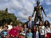 CR7 orgulhoso com Ronaldo de bronze