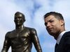 CR7 orgulhoso com Ronaldo de bronze