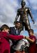 CR7 orgulhoso com Ronaldo de bronze
