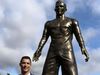 CR7 orgulhoso com Ronaldo de bronze