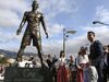 CR7 orgulhoso com Ronaldo de bronze