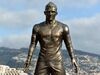 CR7 orgulhoso com Ronaldo de bronze