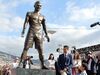 CR7 orgulhoso com Ronaldo de bronze