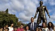 CR7 orgulhoso com Ronaldo de bronze