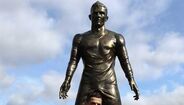 CR7 orgulhoso com Ronaldo de bronze