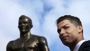 CR7 orgulhoso com Ronaldo de bronze