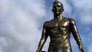 CR7 orgulhoso com Ronaldo de bronze
