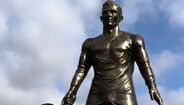 CR7 orgulhoso com Ronaldo de bronze