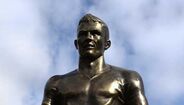 CR7 orgulhoso com Ronaldo de bronze