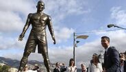 CR7 orgulhoso com Ronaldo de bronze