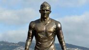 CR7 orgulhoso com Ronaldo de bronze