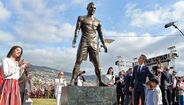 CR7 orgulhoso com Ronaldo de bronze
