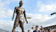 CR7 orgulhoso com Ronaldo de bronze