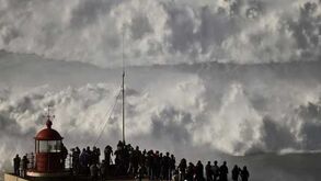 Previsão de ondas gigantes leva muitos surfistas à Nazaré