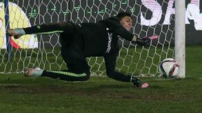 Matheus segura triunfo no Restelo