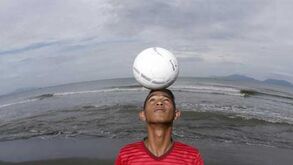 Guiar a bola para além deste mar