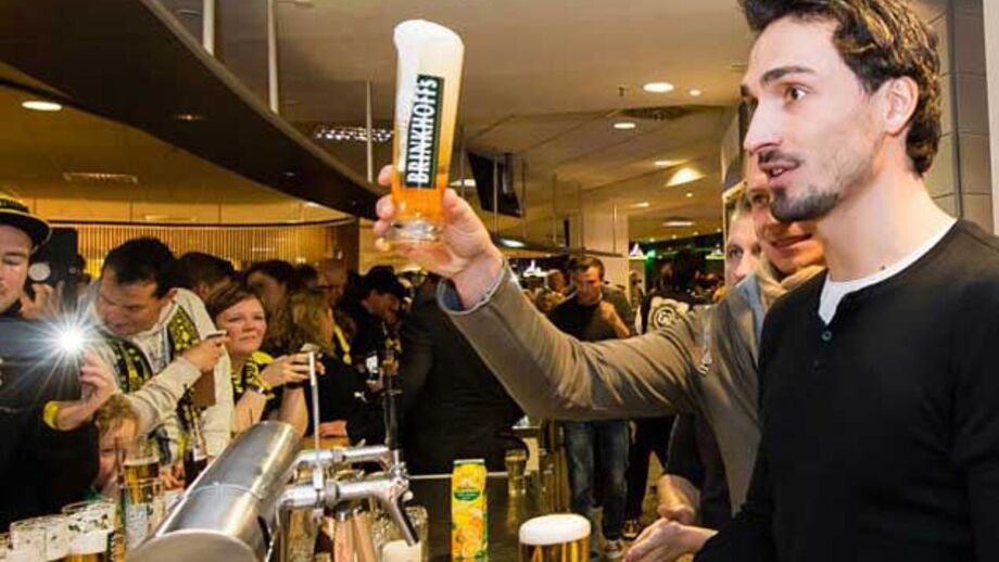 Castigo? Jogadores do Dortmund servem cerveja a adeptos
