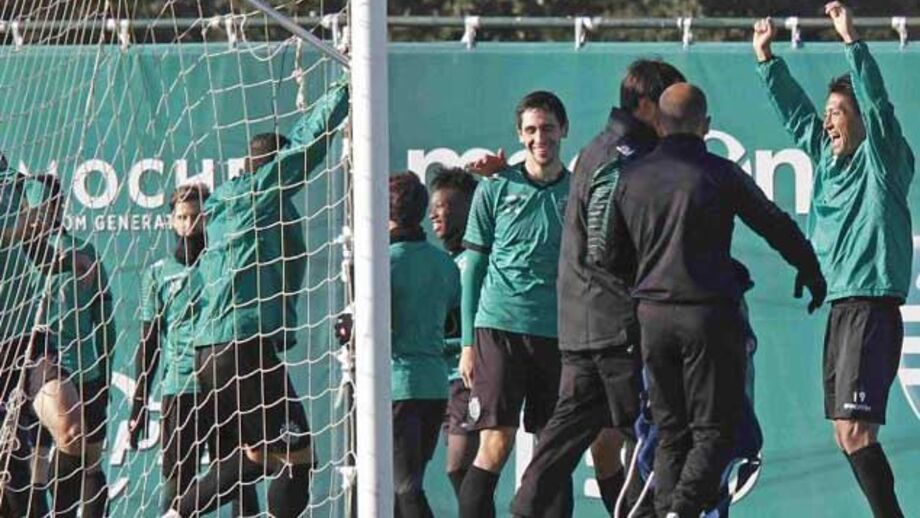 Vinte e quatro jogadores no treino antes da partida para Londres