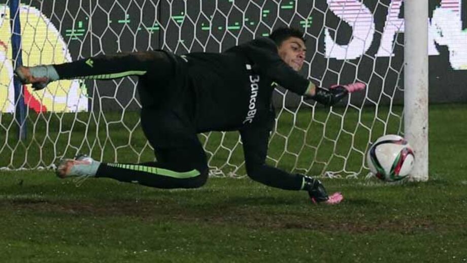 Matheus segura triunfo no Restelo