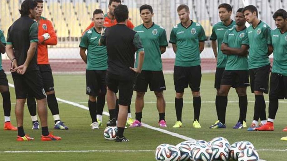 Plantel ao lado de Marco Silva