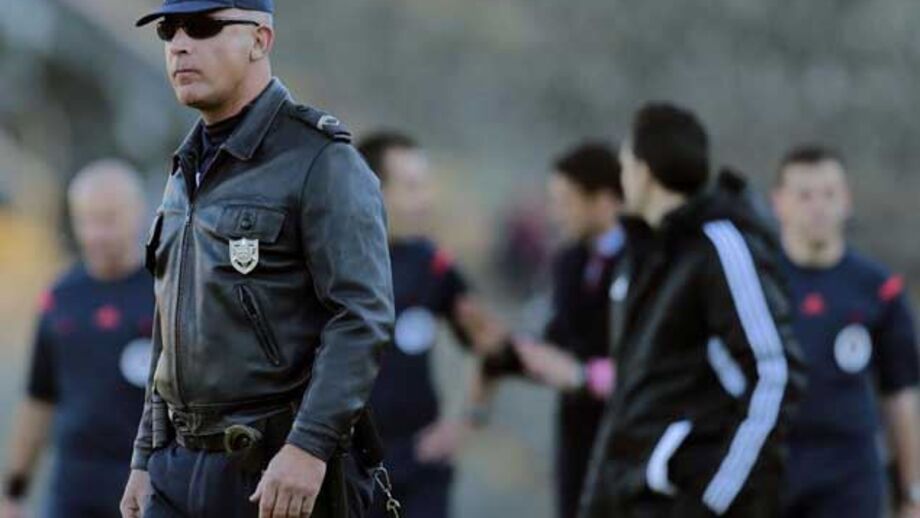 Adeptos dos dragões agredidos dentro de um comboio