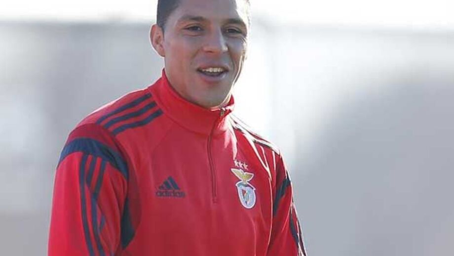 Enzo Pérez chega domingo para resolver o futuro