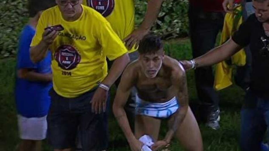 Neymar acaba jogo solidário... de cuecas