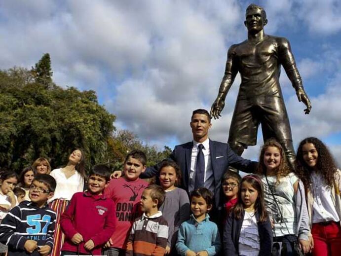 CR7 orgulhoso com Ronaldo de bronze