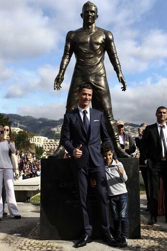 CR7 orgulhoso com Ronaldo de bronze
