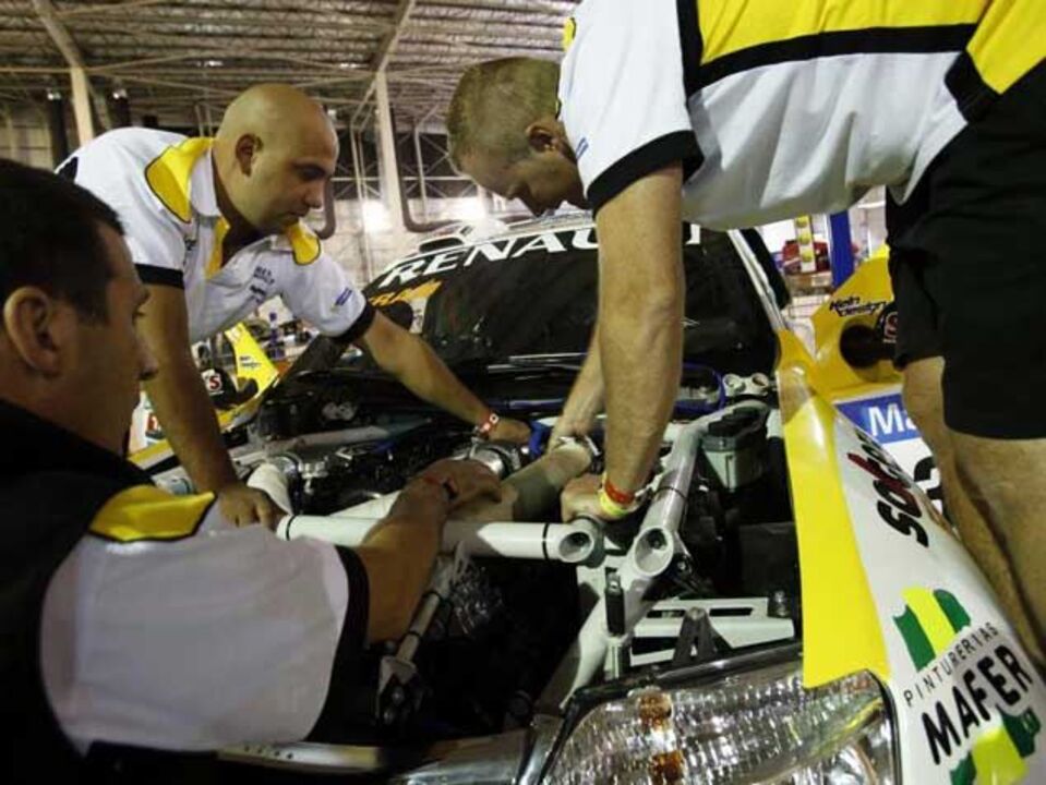 Dakar: Doze portugueses "apadrinham" regresso da Peugeot