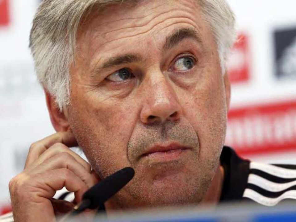 Ancelotti: «Não fico feliz com a crise do Barcelona»